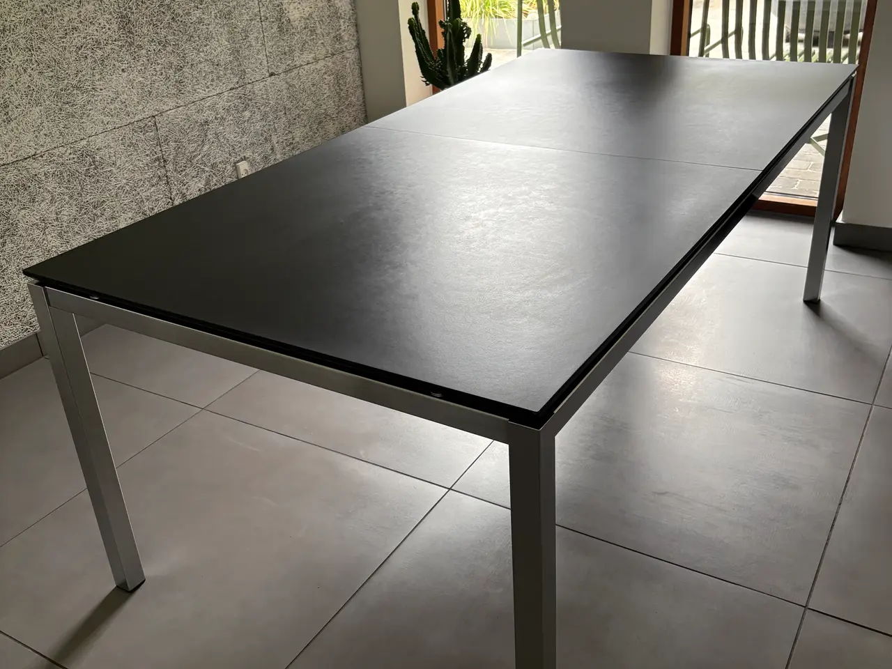 Billede 2 - Spisebord i sort linolium