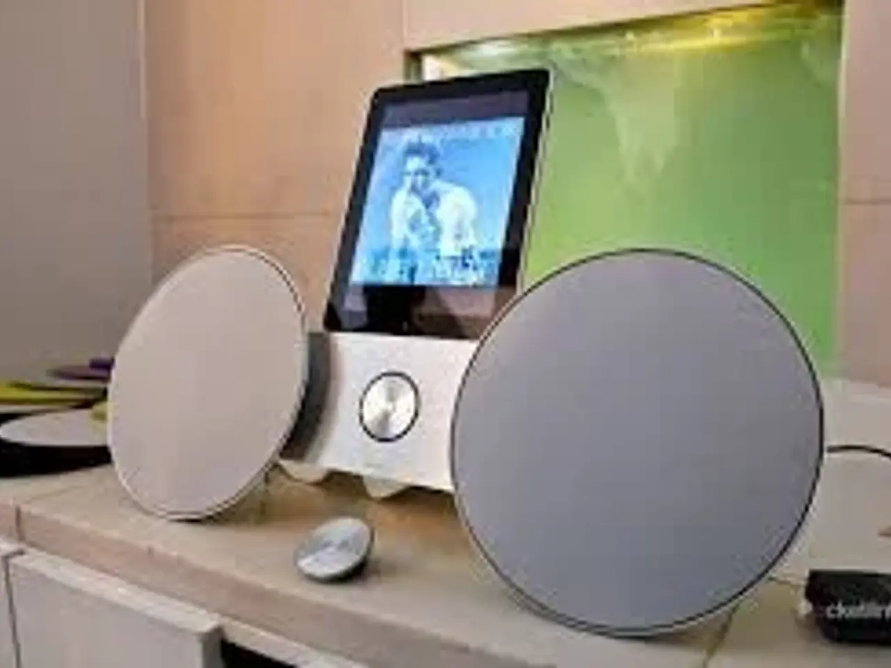 Billede 8 -  BeoSound 8 iPod Dock mobilen følger med