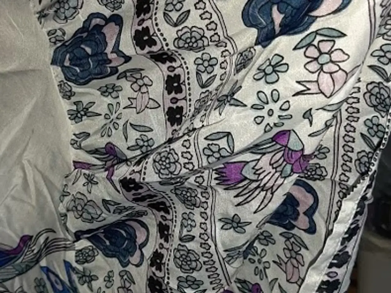 Billede 3 - kjole m.smukt print af blomster og påfugle/ M og L