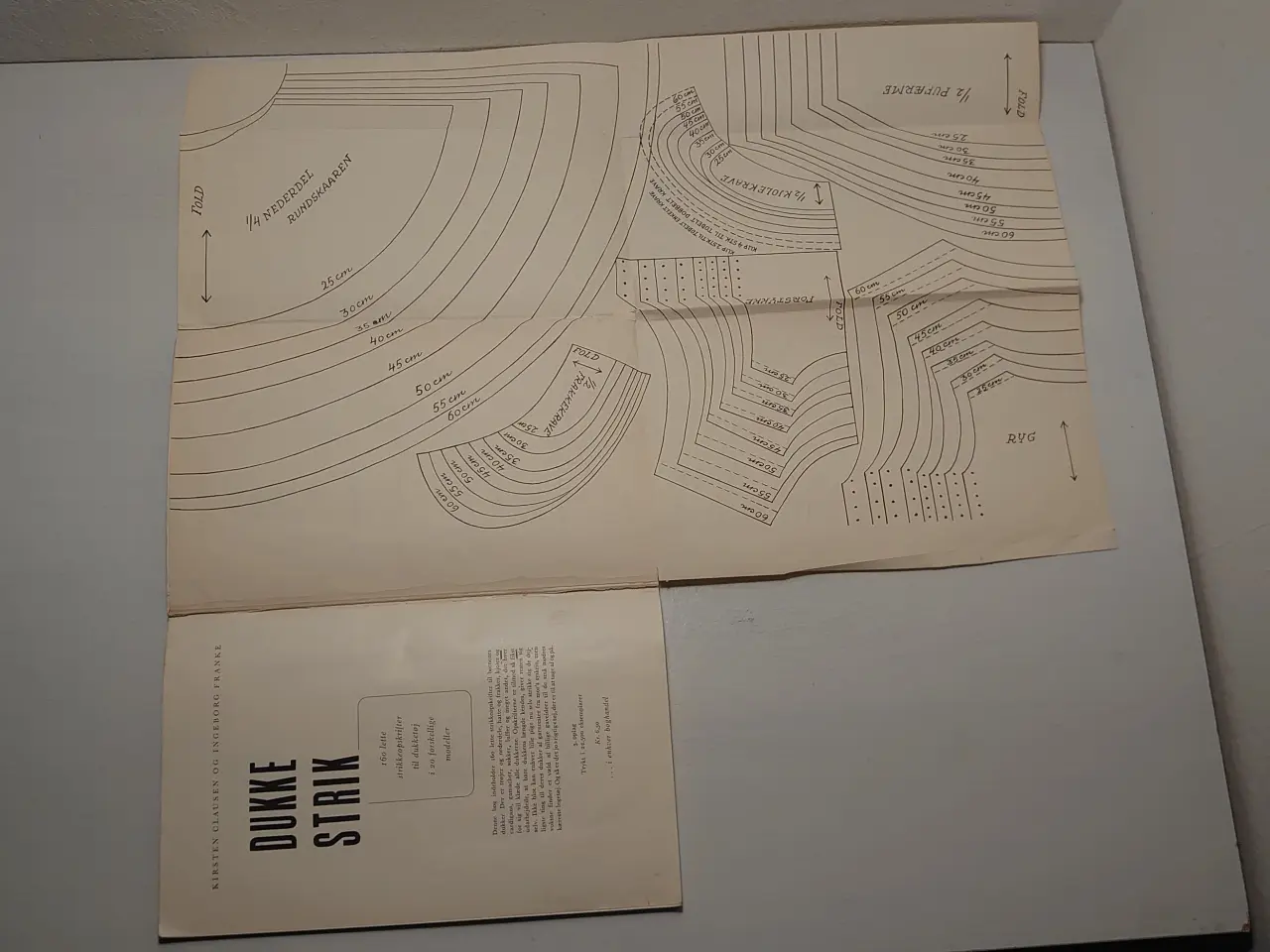 Billede 5 - K.Clausen:Klip og sy dukketøj i 8 størrelser.1956.
