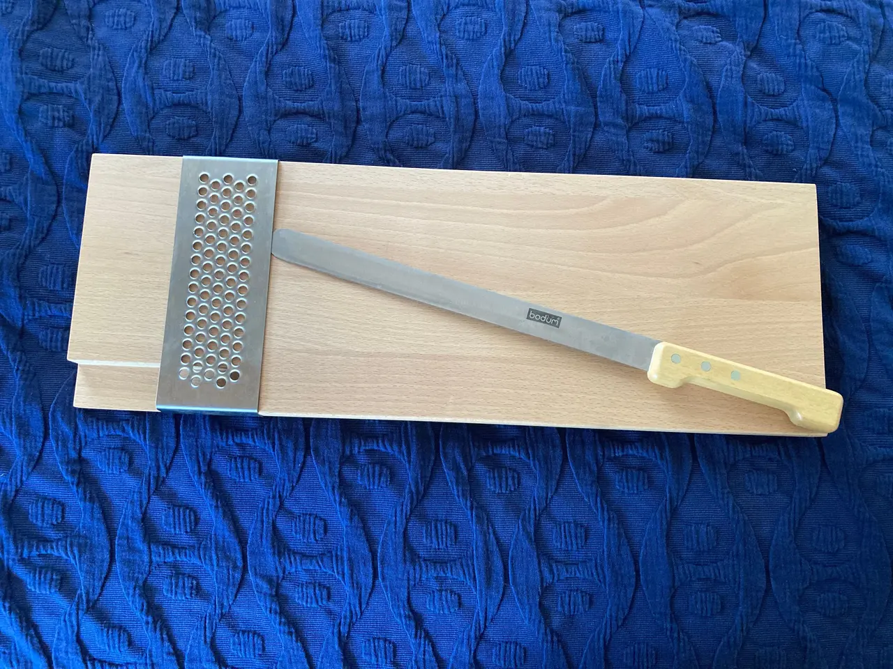 Billede 2 - Nyt Bodum filet skærebræt massiv bøg med kniv