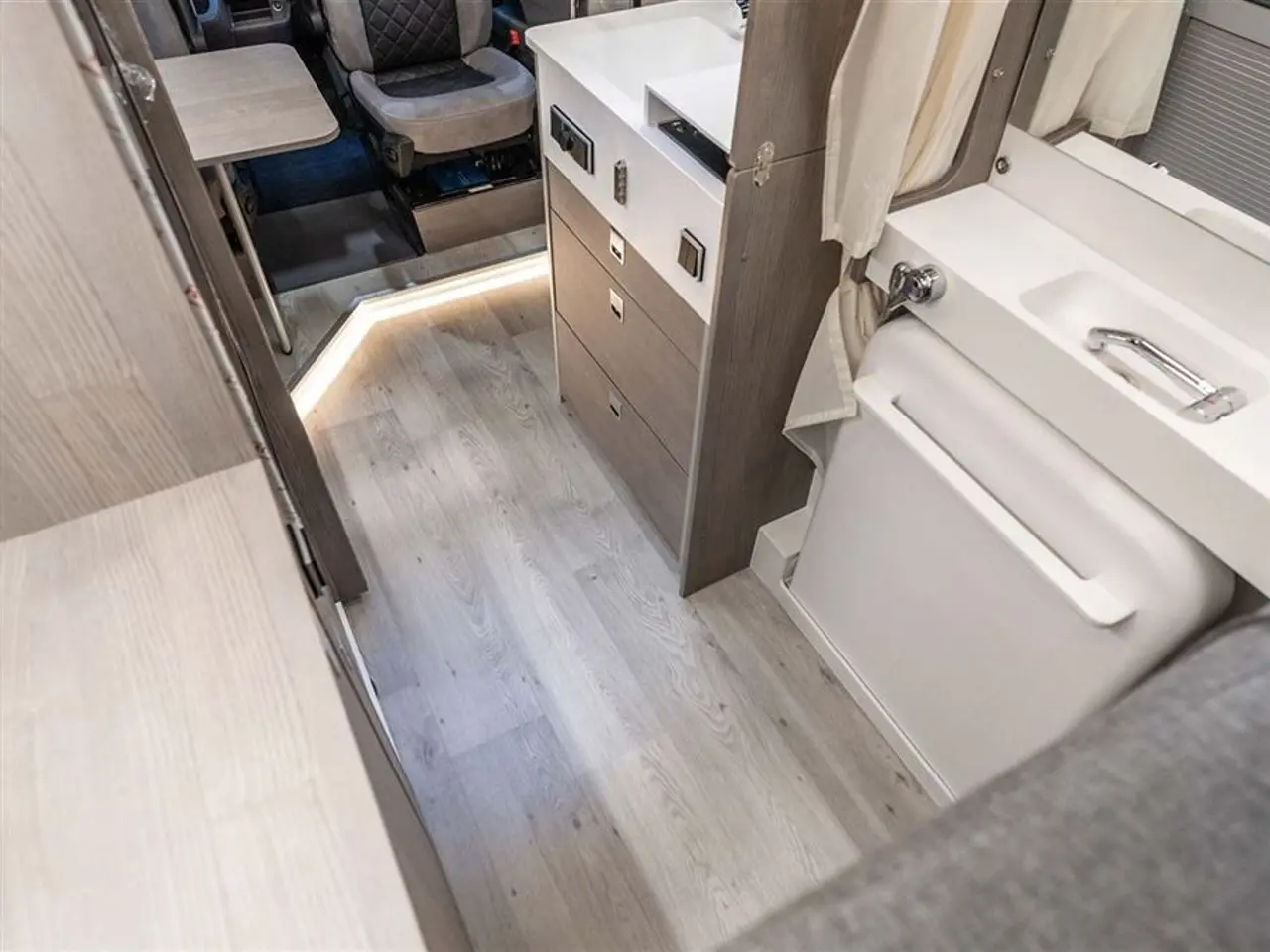 Billede 26 - 2027 - FURGOK Basecamp 600   langsgående seng, garage til 2 elcykler og 48V-system. 100% gasfri.