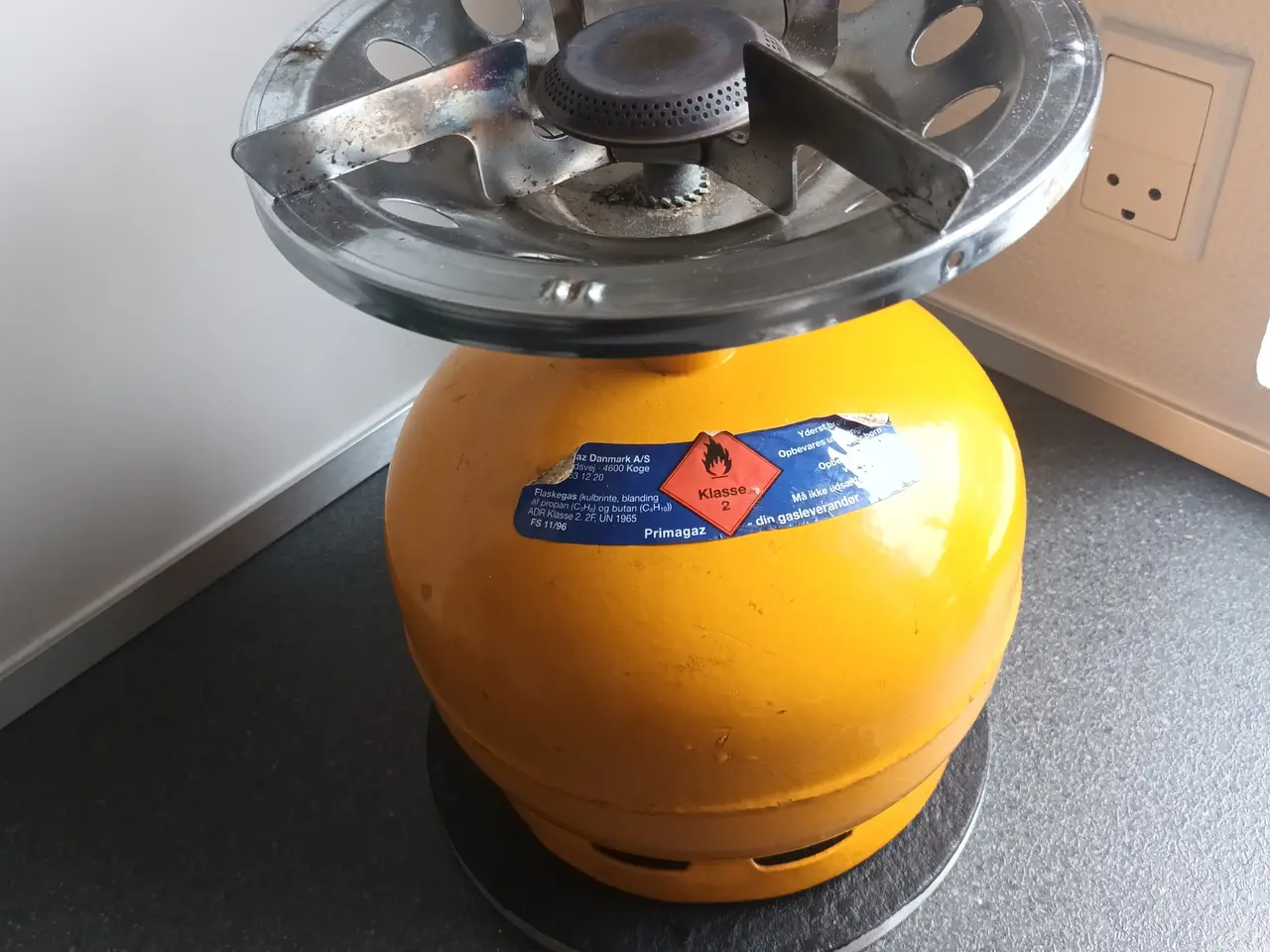 Billede 1 - 2 kg gasflaske med brænder, delvis fyldt med gas.