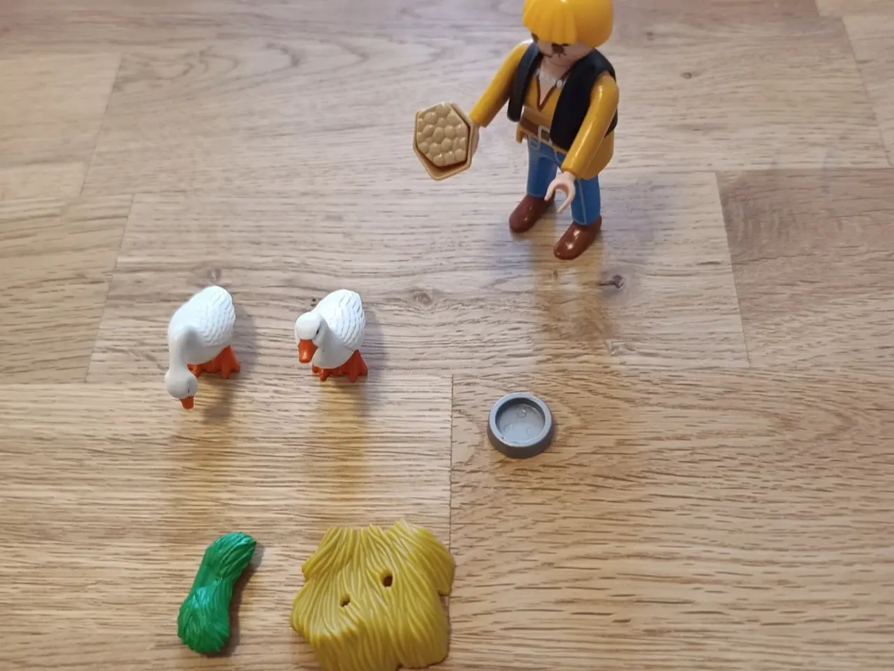 Billede 1 - Playmobil pige fodrer hæs