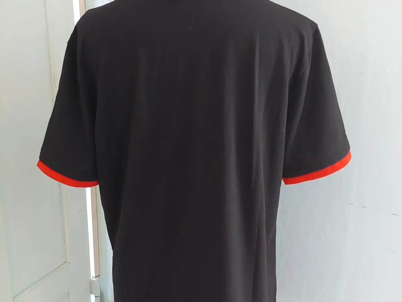 Billede 3 - T-shirt  med hætte 