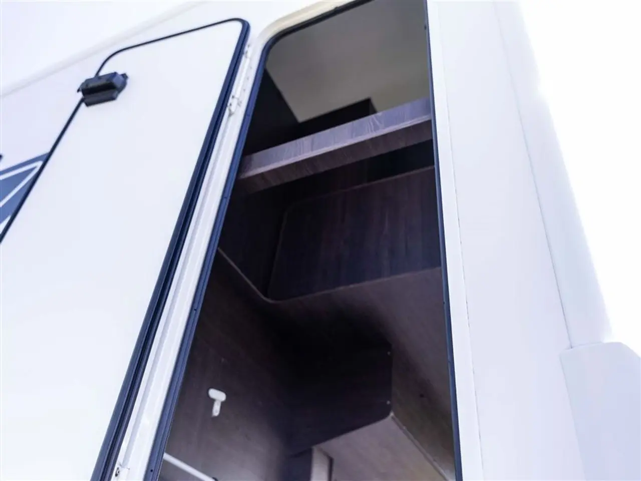 Billede 29 - 2022 - Benimar Tessoro 488 NK Rummelig camper med face-to-face siddegruppe
