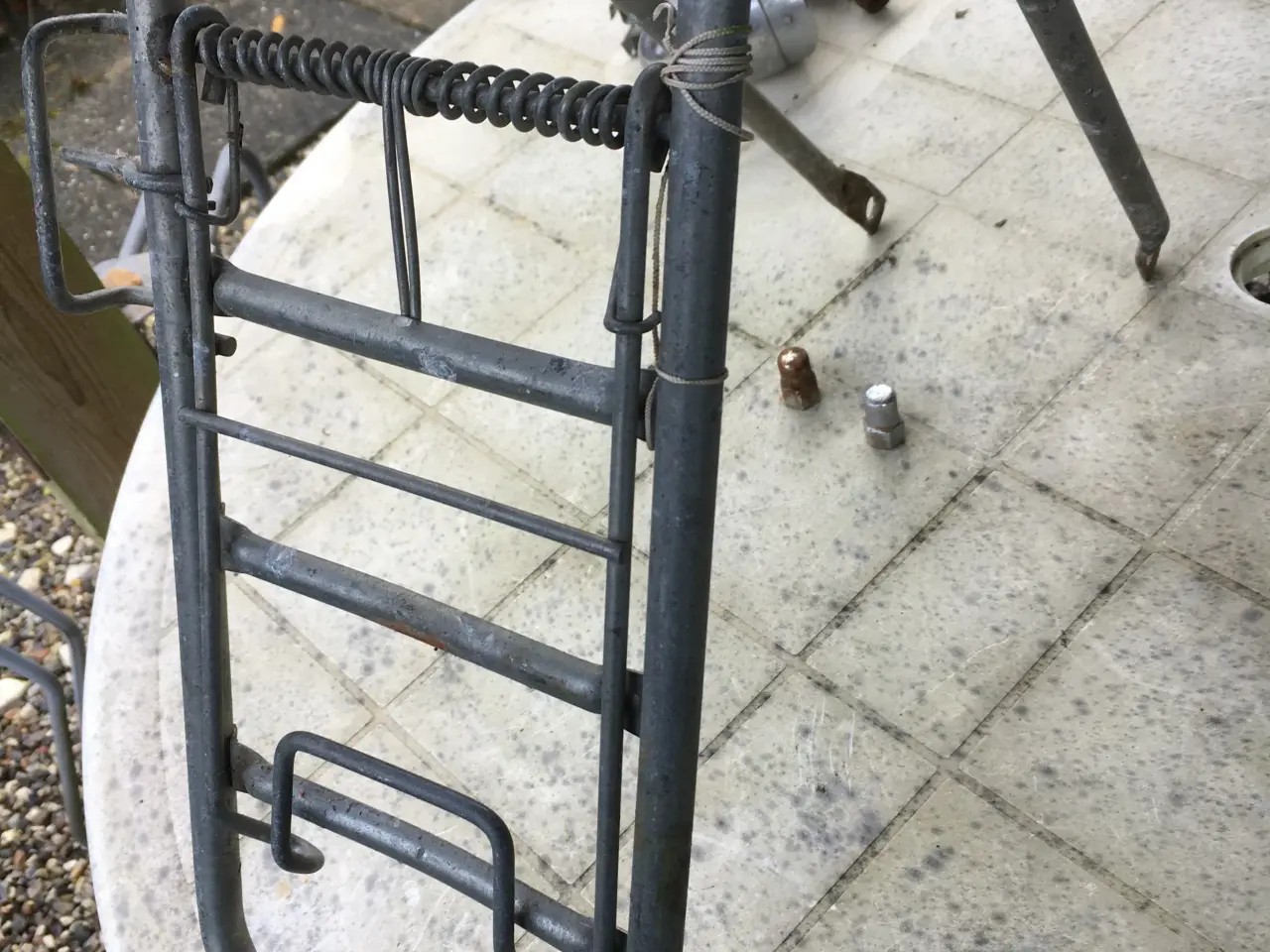 Billede 1 - Gl. bagagebærer til cykel. Giv bud.