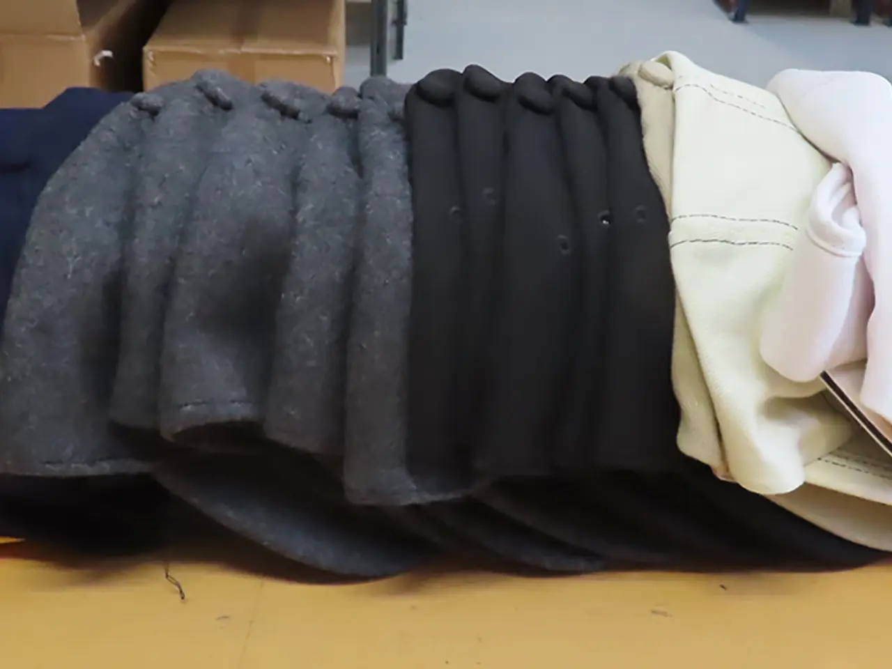 Billede 1 -  30 stk. ASS. CAPS, ASS. FARVER 