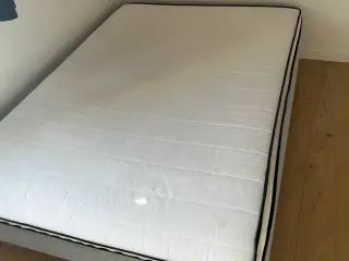 Boxmadras med topmadras og ben 140*200