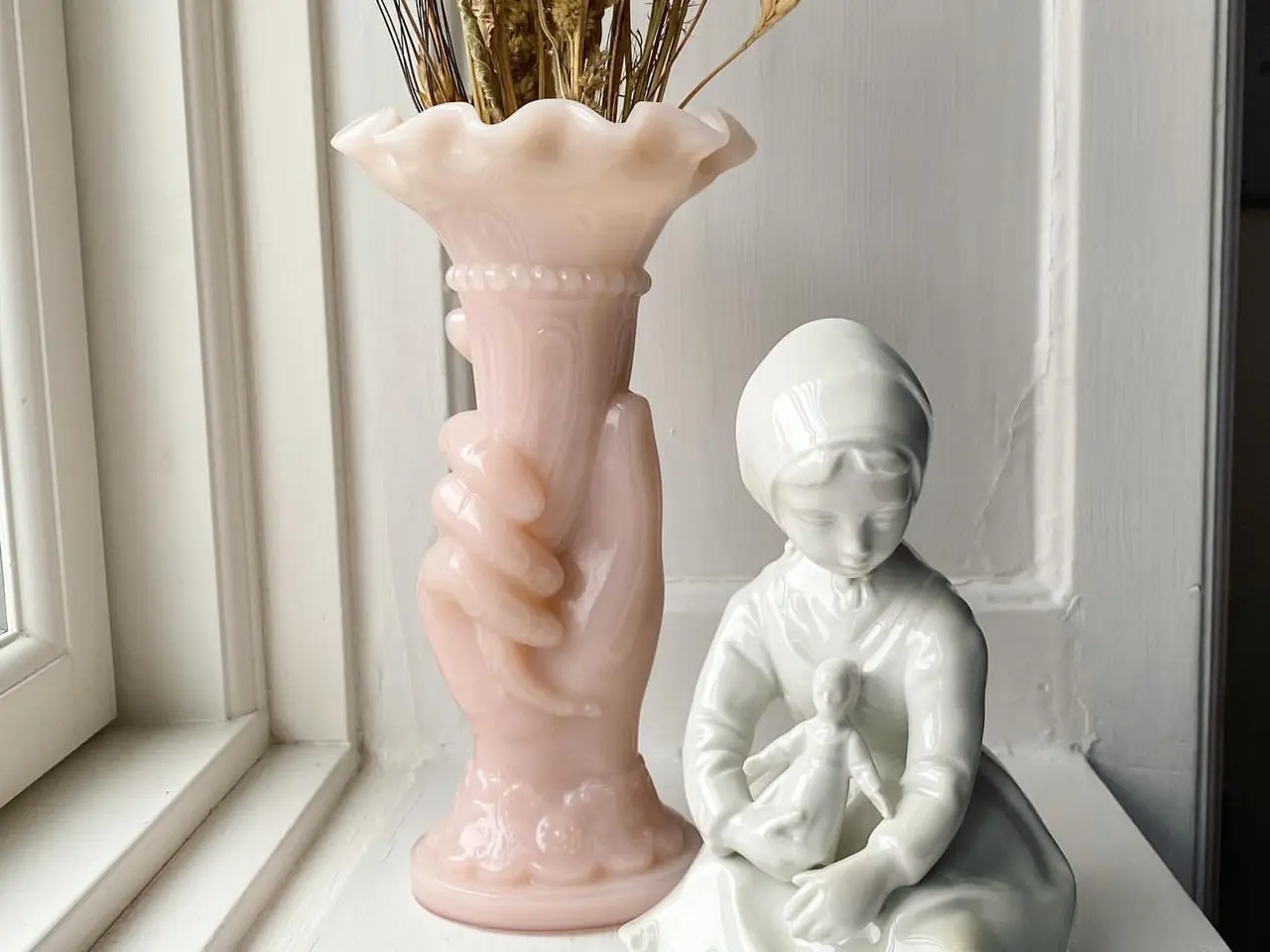 Billede 1 - Porcelænsfigur fra GDR, pige med dukke, NB