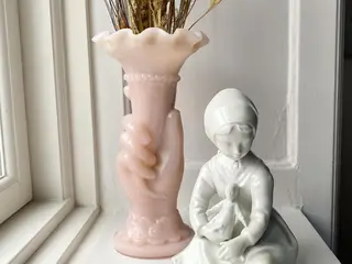 Porcelænsfigur fra GDR, pige med dukke, NB