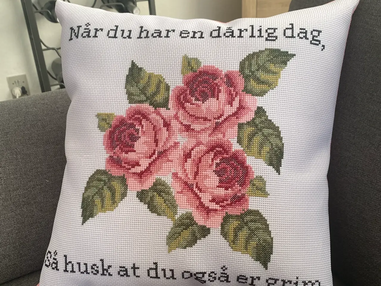 Billede 1 - Håndbroderet blomster pude med tekst