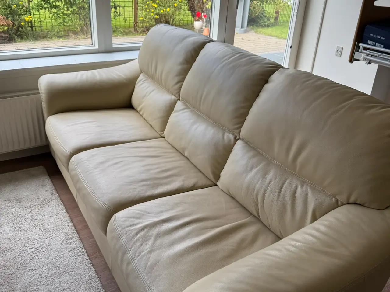 Billede 1 - Flot lys lædersofa sælges