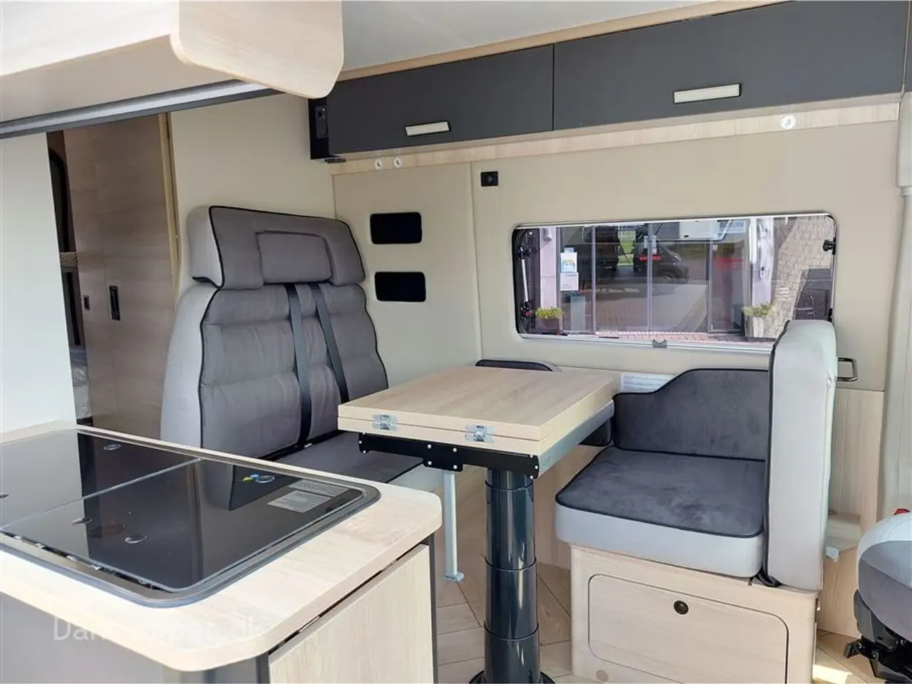 Billede 7 - 2025 - Chausson F&S Line    TILBUDSPRIS kr. 931.800,- SPAR kr. 21.600,- Van som familiecamper med 5 selepladser, pop-up og masser af sovepladser på kun 5,99 m længde.