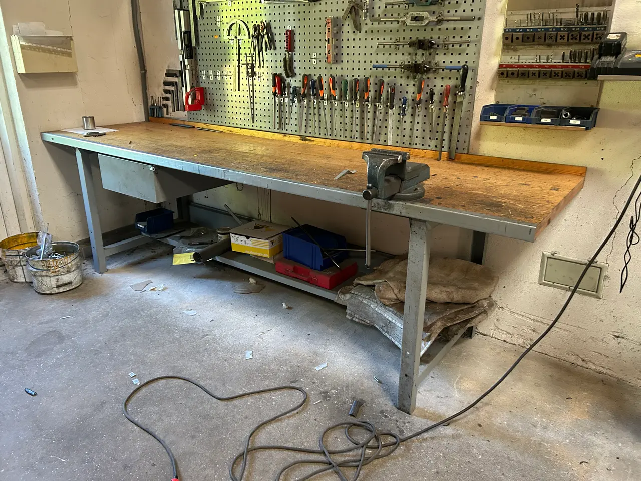Billede 1 - Arbejdsbord med indhold