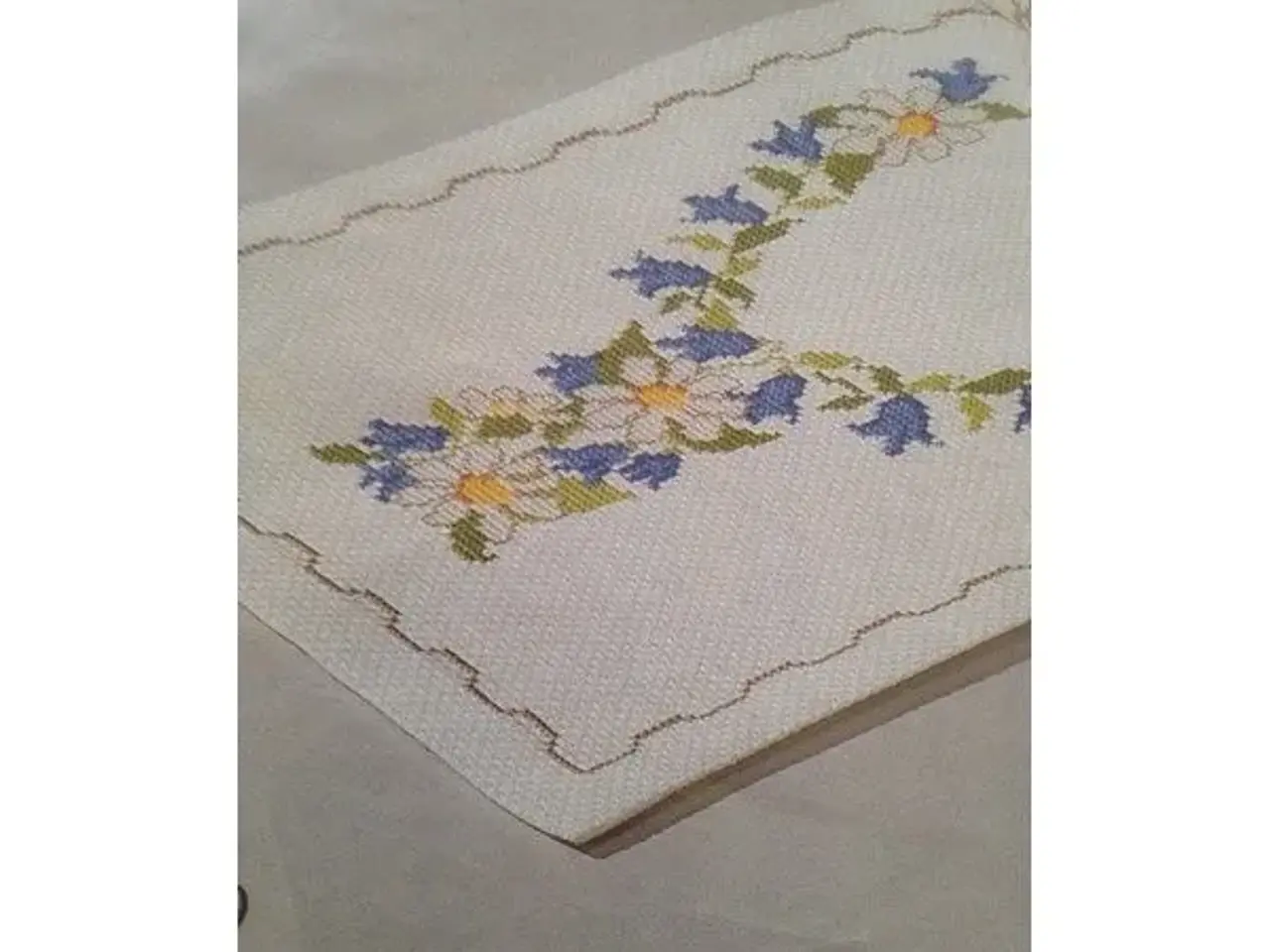 Billede 2 - Broderimønster løber med blomster