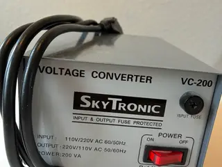 SkyTronic VC-200 spændingsomformer 220/110V – 200