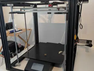 Creality Ender 5 plus med noget ekstra tilbehør.