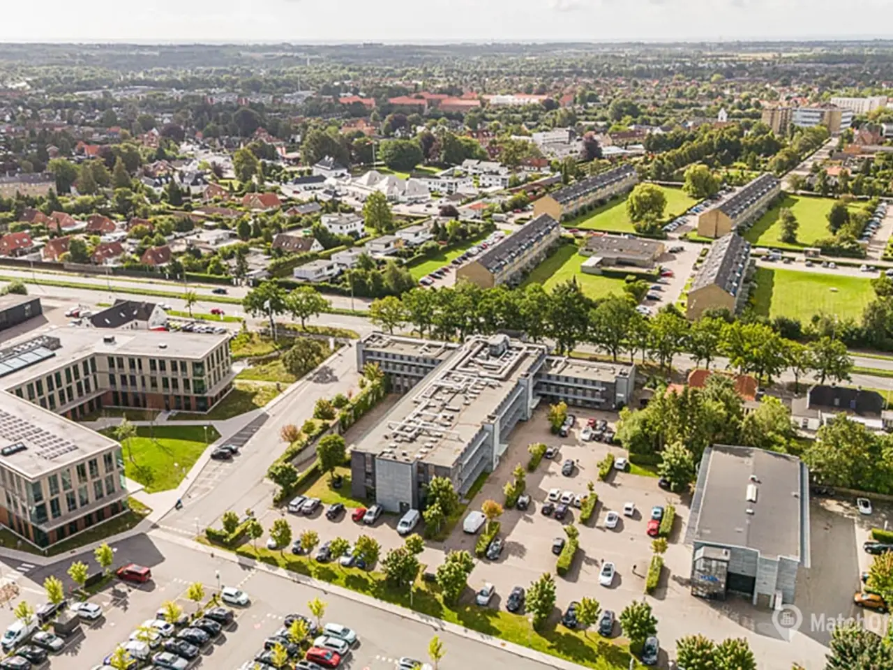 Billede 1 - Kontor med lys fra alle sider på 1. sal