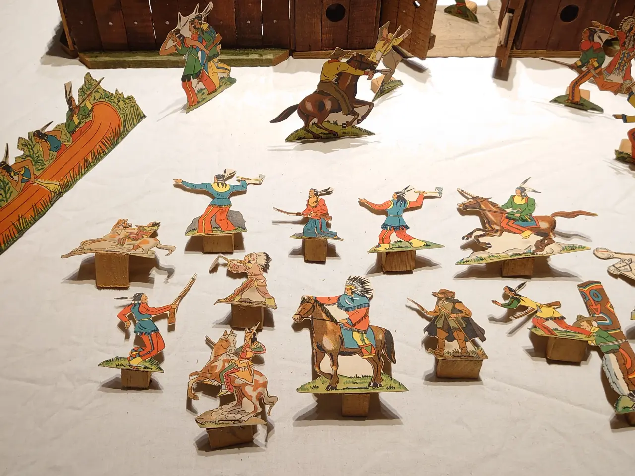Billede 6 - Stort gammelt træfort (31dele)+64 figurer.Ca 1950