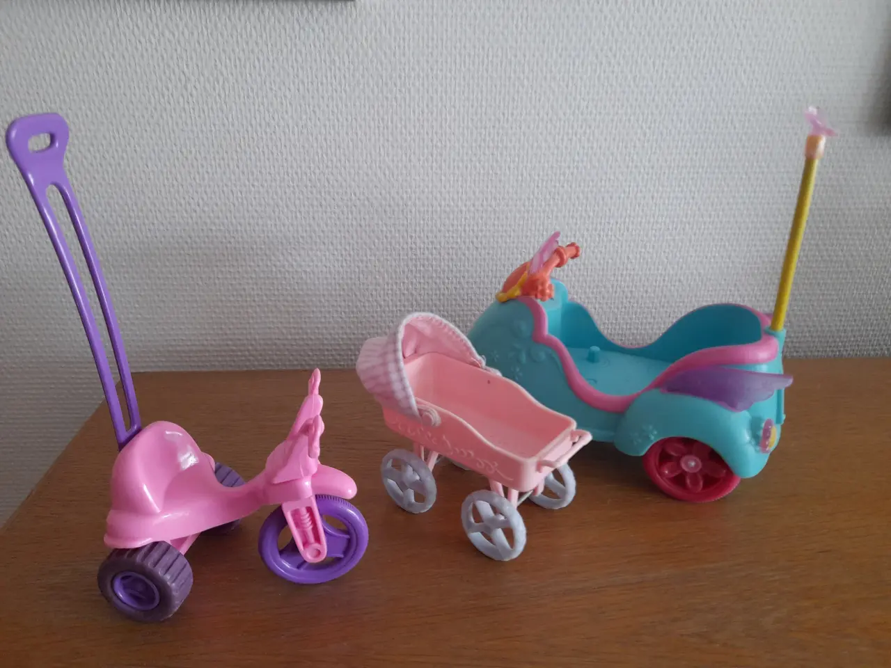 Billede 1 - 3 køretøjer til lille Barbie.