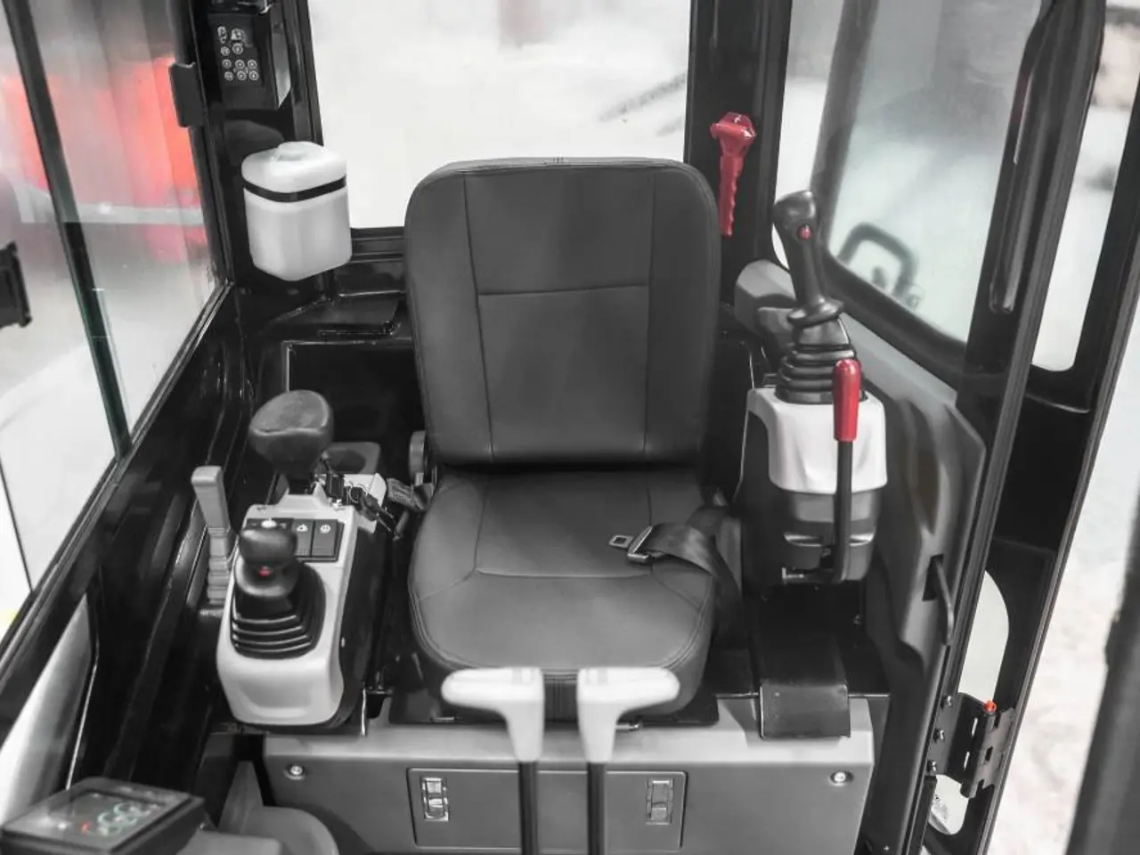 Billede 12 - Bobmaster Ultimate diesel minigraver - 2,7 tons med drejearm og joystick, inkl. skovlsæt