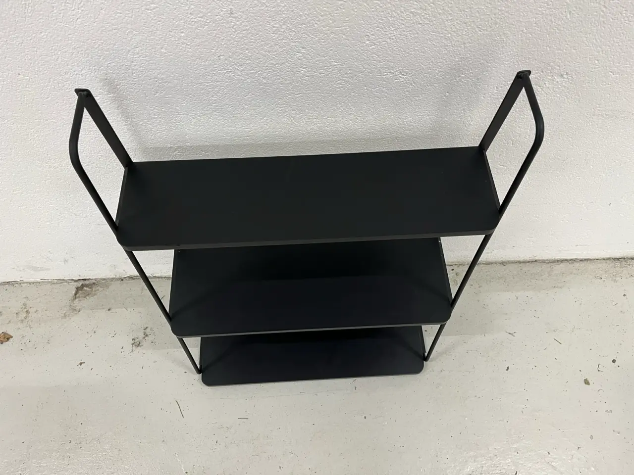 Billede 5 - Flot og elegant hylde i sort.