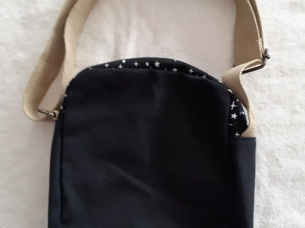 Billede 2 - Taske, sort og beige, mål b: 22 cm og h: 24 cm.