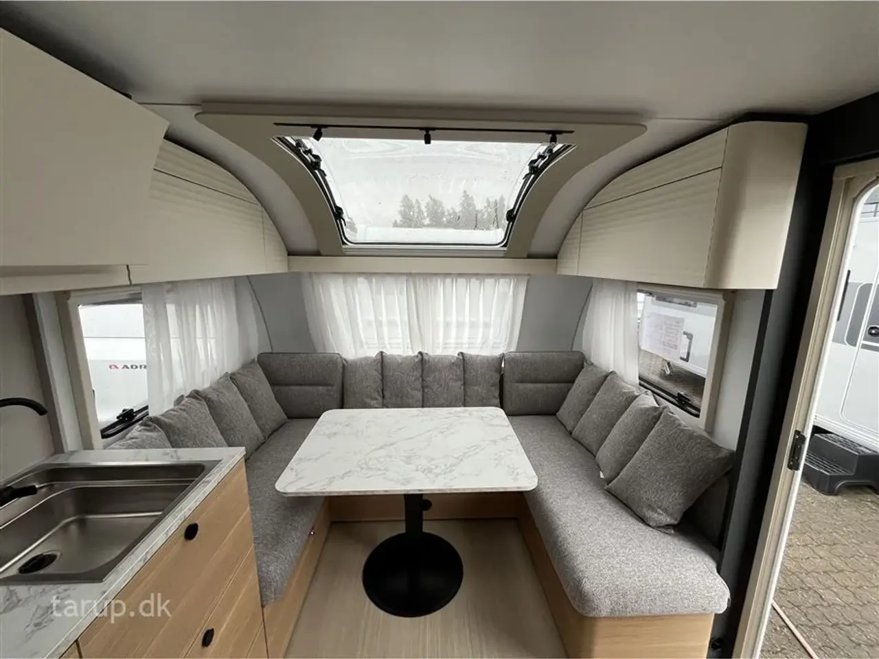 Billede 7 - 2026 - Adria Adora 613 UT Fritstående dobbeltseng (Queens Bed), endebade-værelse, el-gulv-varme, panorama-vindue, Truma blæservarme, stort køleskab