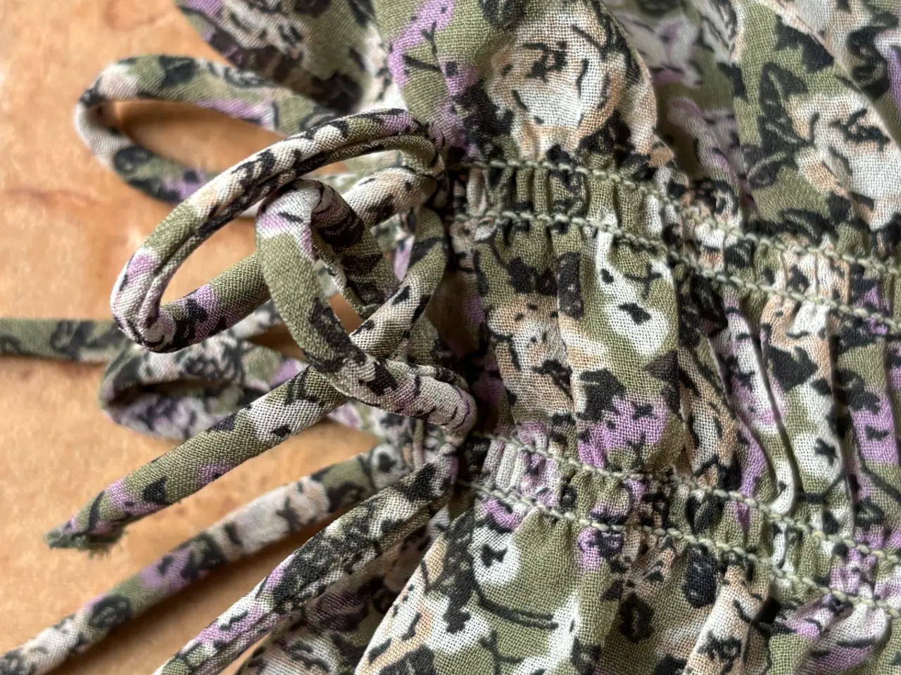 Billede 10 - H&M kjole i polyester, str 152, grøn små blomster