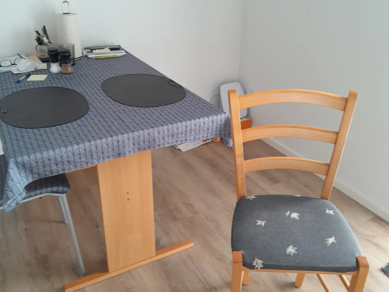 Billede 1 - Bord 120 cm. + 4 stole bøge laminat. VELHOLDT☝️