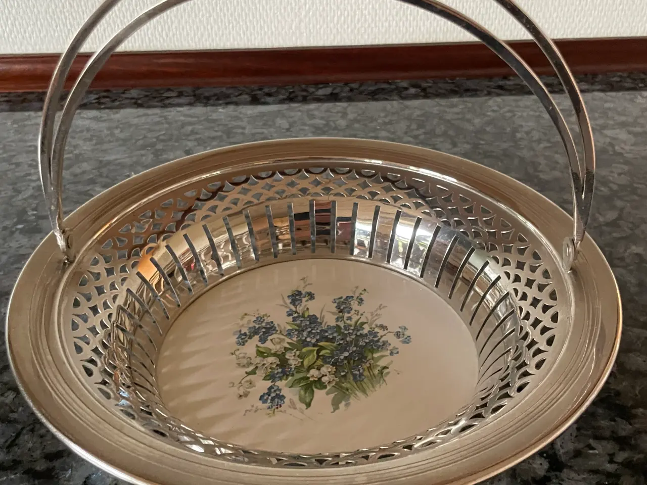 Billede 1 - Elegant metalkurv m/porcelænsbund