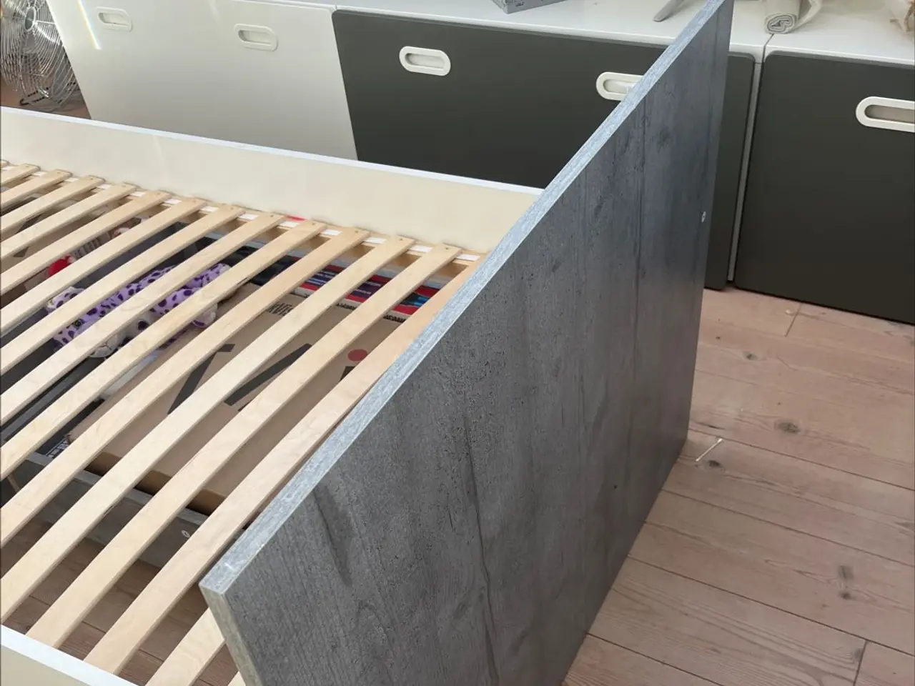 Billede 1 - Jysk enkeltmands seng med beton look