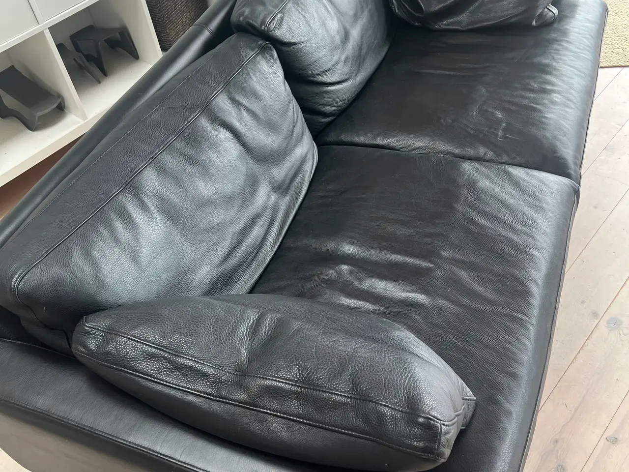 Billede 4 - Sort lædersofa til 3 personer