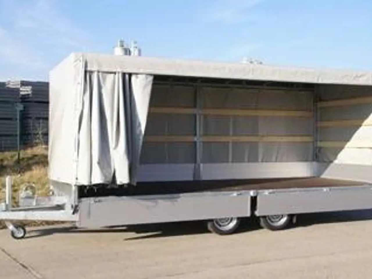 Billede 2 - Høj presenning m. gardinsider til Eduard 4520 trailer