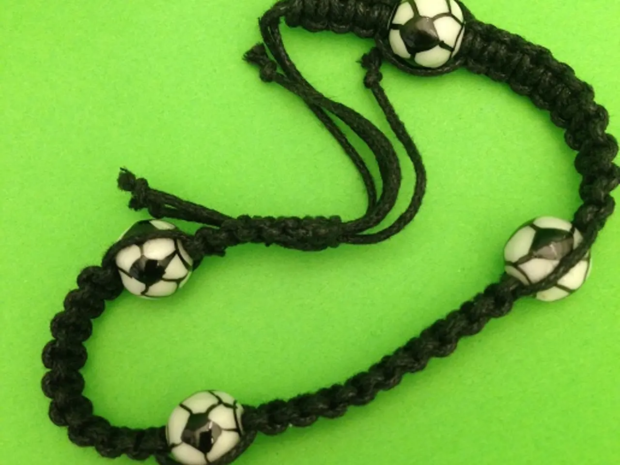 Billede 8 - Armbånd med fodbolde - glasperler