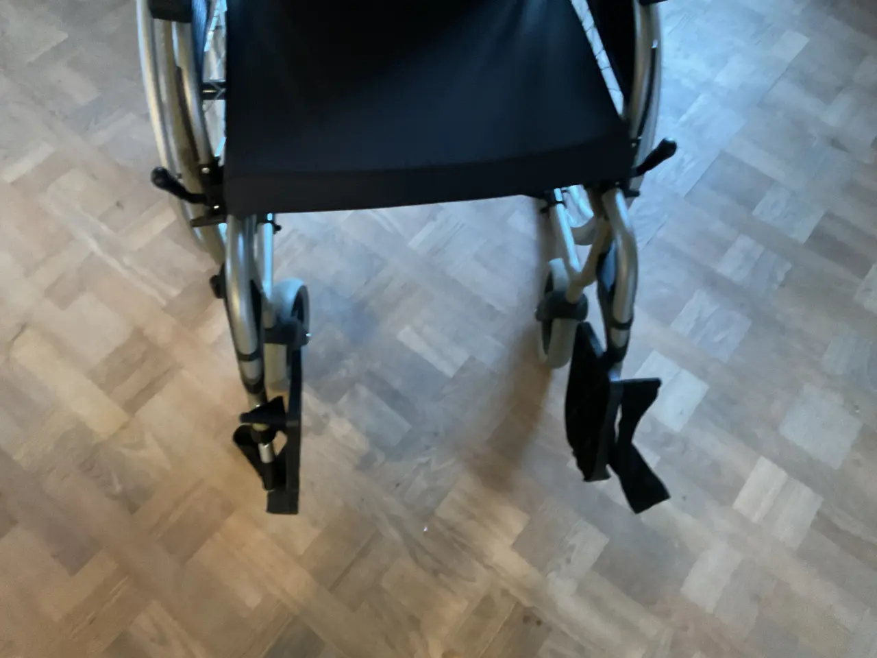 Billede 3 - Letvægts kørestol 53 cm sædebredde