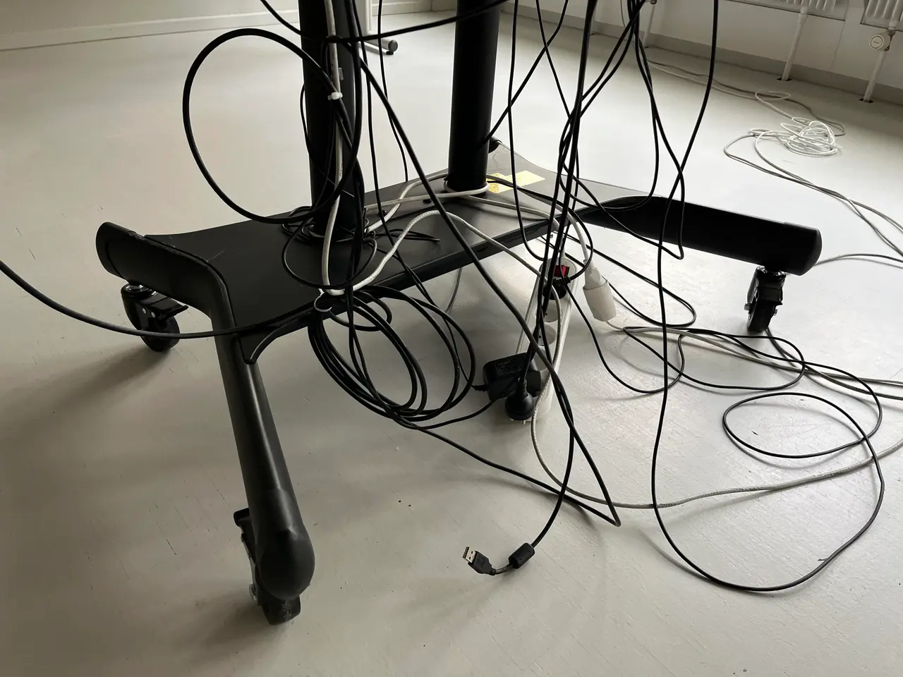 Billede 4 - 65* LG OLED Mødesetup m. Webcam og rullestativ