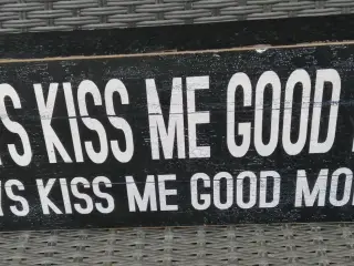 ALWAYS KISS ME GOOD NIGHT, RETRO TRÆ SKILT