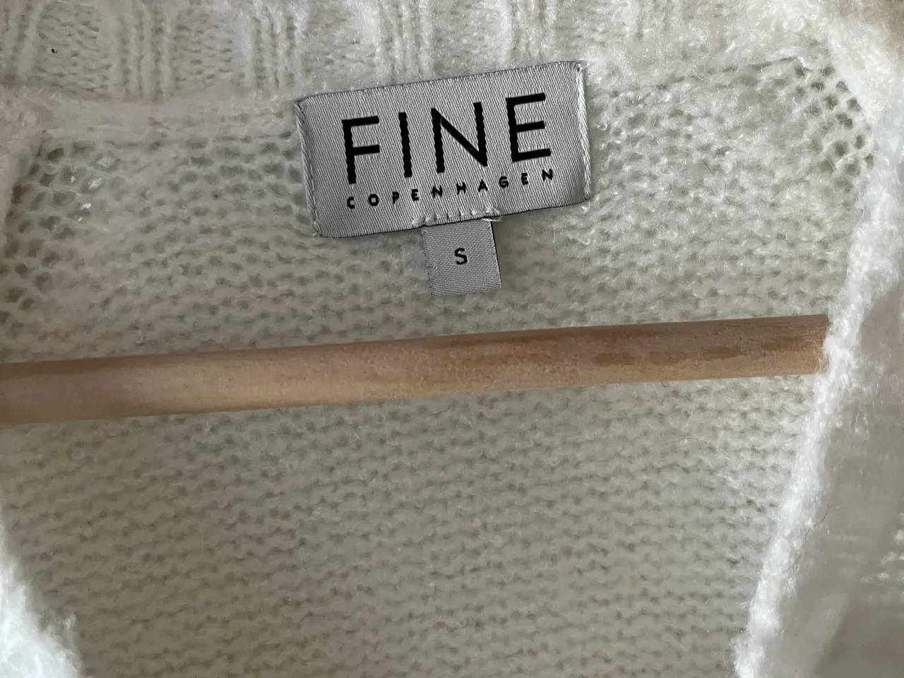 Billede 3 - Bluse fra Fine Copenhagen. Brystmål ca 54 cm.