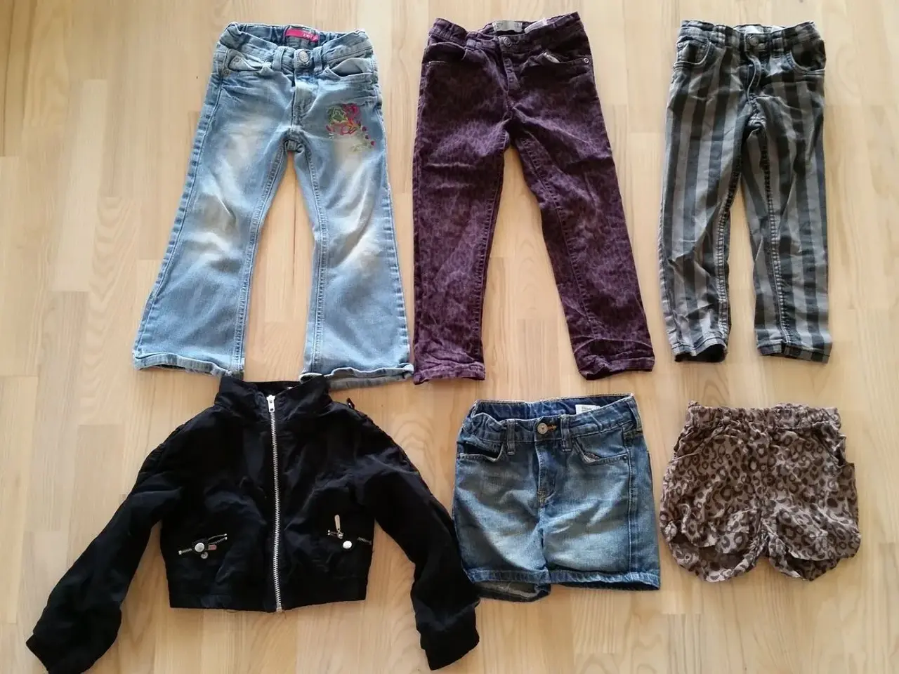 Billede 1 - Bukser, jakke og shorts str 110