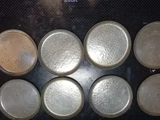 9 bordskånere i hamreret tin.