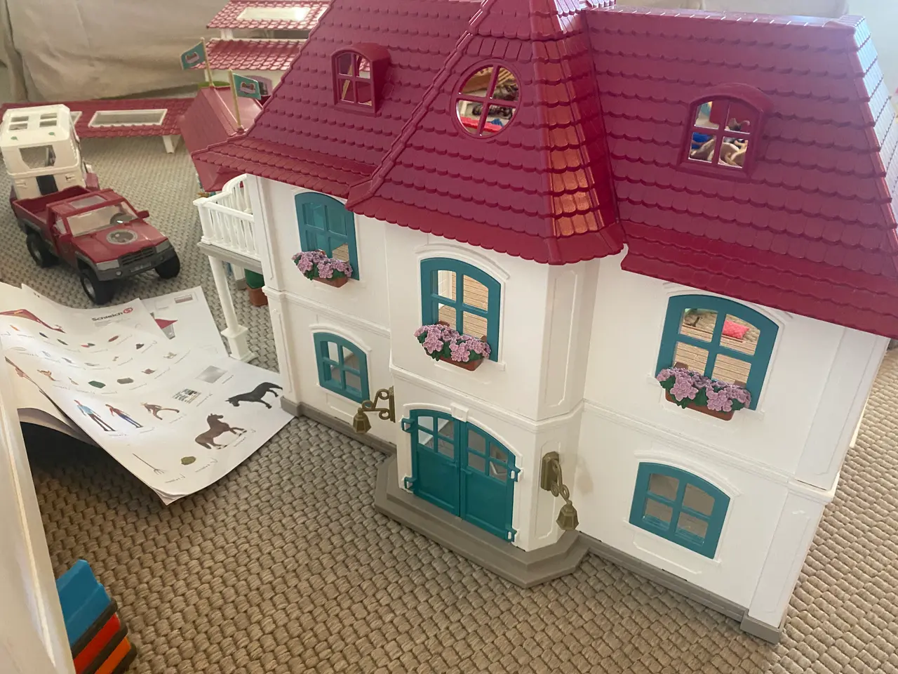 Billede 2 - Schleich heste med stald, hus, ridebane, dyrlæge