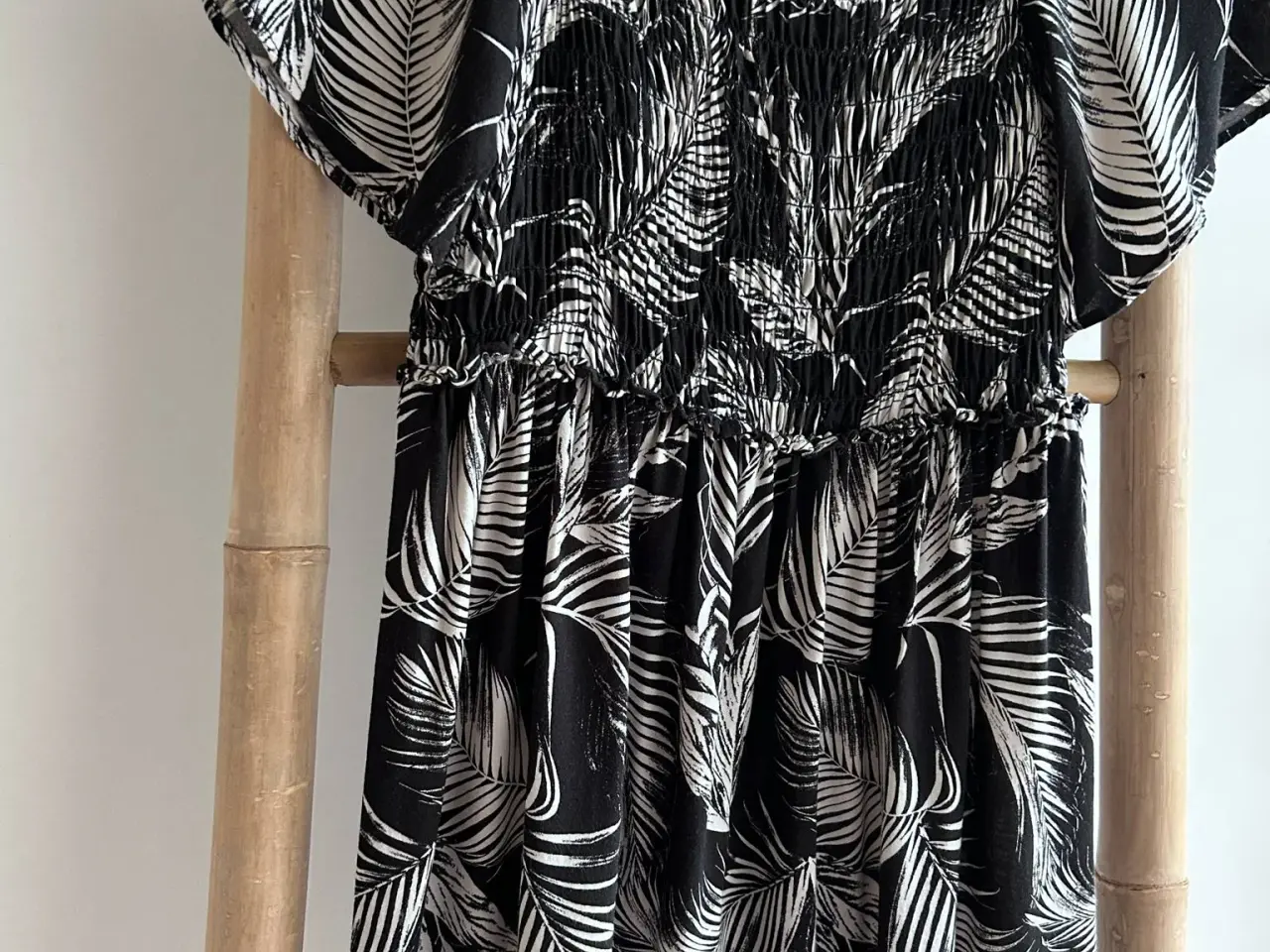Billede 4 - H&M smocksyet kjole med vide ærmer, str. 146