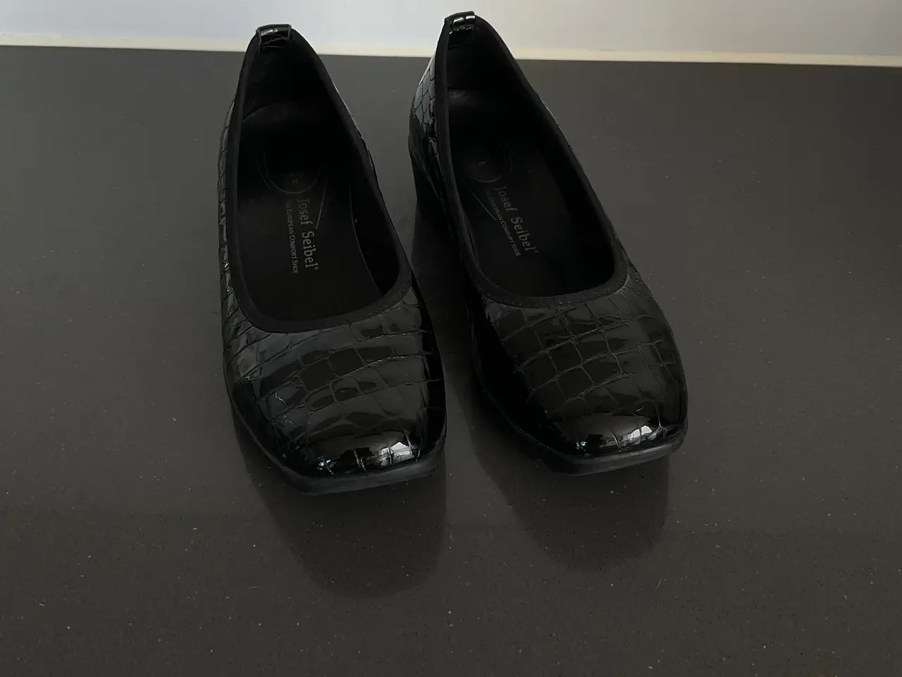 Billede 5 - Josef Seibel Sorte Ballerina sko i lak med gummisk