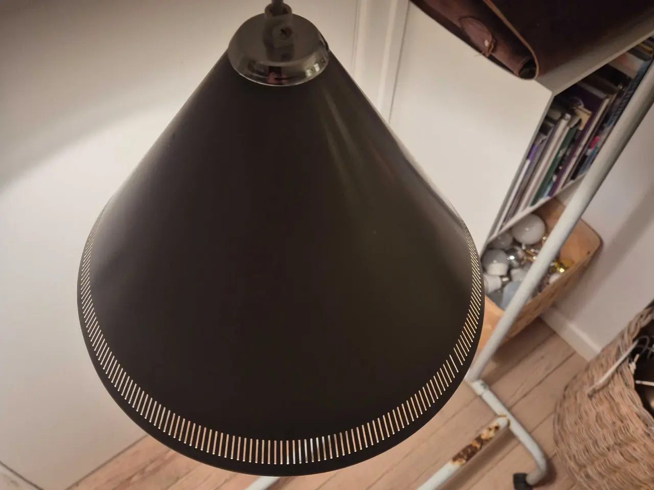 Billede 6 - Grå kegleformet retrolampe med fine perforeringer