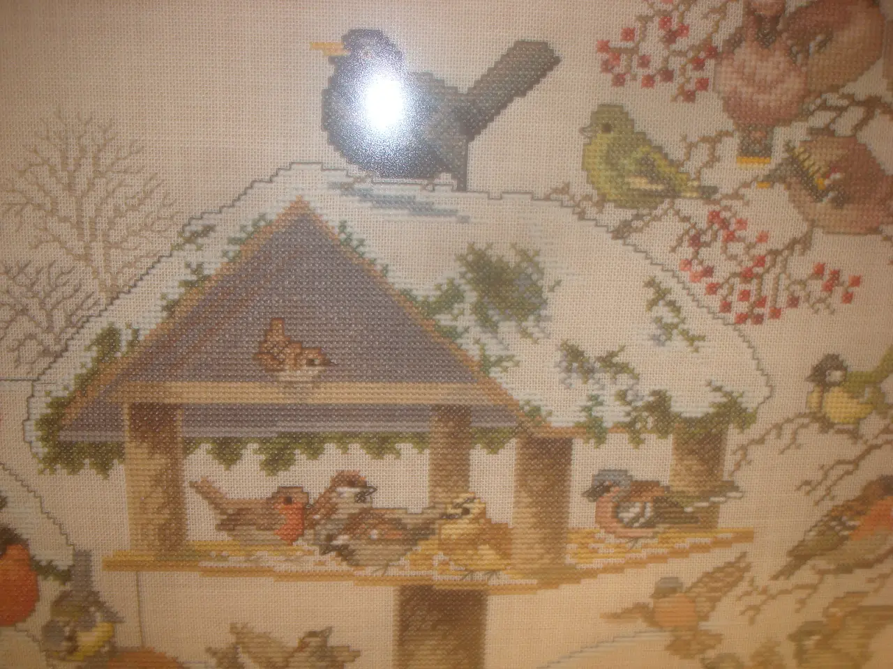 Billede 3 - BRODERI indrammet: Fuglefoderhus håndbroderet,