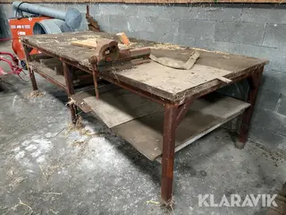 Arbejdsbord med skruestik og pladeklipper