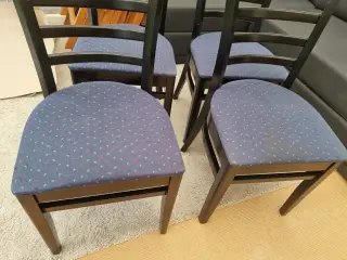 4 spisestuestole, sort træ med polstret sæde