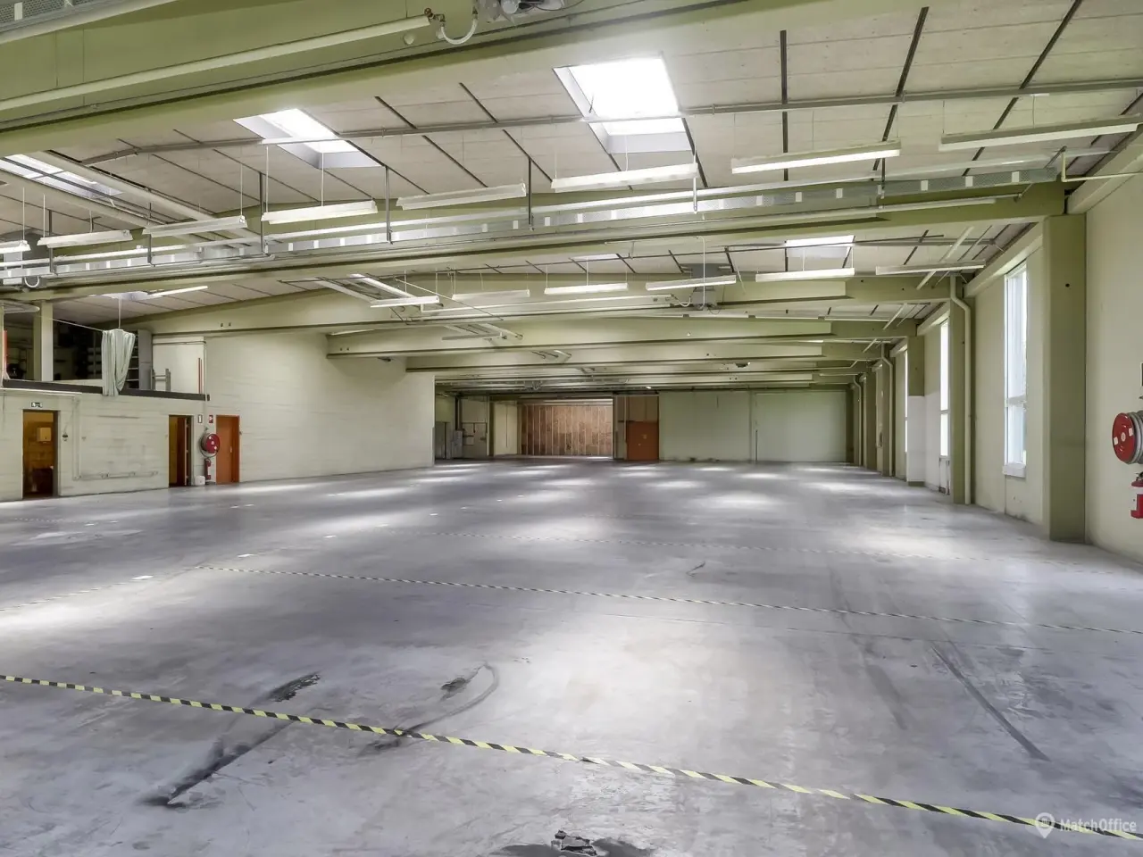 Billede 2 - Stor, højloftet hal centr. beligg. mellem Odense og Svendb.